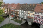 In der Mitte Deutschlands gelegen, ist die Krämerbrücke ein Touristenmagnet - und ein eigenes Dorf im Herzen der Erfurter Altstadt.