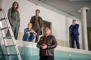 Sie sollen ein Team werden: In einem alten, leerstehenden Hotel sind Ermittler aus NRW zusammengezogen worden, u.a. (v.l.n.r.) Nadine Möller (Elena Uhlig), Nadeshda Krusenstern (Friederike Kempte), Peter Faber (Jörg Hartmann) und Markus Rettenbach (Ben Becker). Coach Christoph Scholz (Charly Hübner, r) hat sie im Hotel-Pool versammelt. Hier soll jeder der Kommissare mal auf dem "heißen Stuhl" im leeren Schwimmbecken Platz nehmen.