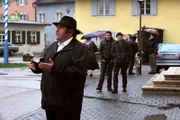 Neuner genießt seine neue Gesprächsfreiheit, was Xaver besorgt missinterpretiert. Von links: Pfarrer Neuner (Peter Rappenglück), Florian Brunner (Tommy Schwimmer) und Xaver (Michael Schreiner).