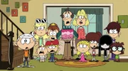 v.li.: Lincoln, Lily, Leni, Lana, Luan, Lynn Sr., Rita, Lola, Lynn, Lucy, Luna, Lisa