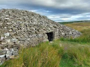 Vor 5.000 Jahren bestatten die Menschen ihre Toten in großangelegten Grabanlagen. Knochen- und Artefaktfunde weisen darauf hin, welche Rituale hier einst abgehalten wurden.