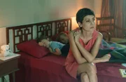 Janet Armstrong (Iliana Kodzhabasheva), die Frau des Astronauten Neil Armstrong, verfolgt die Mondlandung live über Lautsprecher.