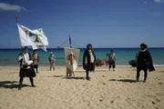 Bei ihrer Ankunft auf den Bahamas nehmen die Europäer das Land in Besitz.