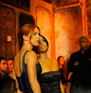 Versuchen dahinter zu kommen, was mit dem verschwundenem It-Girl, Kelly Latimer, passiert ist: Carrie (Poppy Montgomery, l.) und Nina (Daya Vaidya, r.) ...