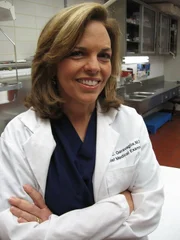 (4. Staffel) - Dr. Jan Garavaglia, eine der renommiertesten Pathologinnen in den USA, gibt einen Einblick in ihre Arbeit und erklärt, wie sie zusammen mit ihrem Team bei der Lösung komplizierter Mordfälle hilft und medizinische Absonderlichkeiten aufklärt.
