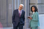 L-R: Mayor Neil Bremer (Ted Danson) und Mikaela (Vella Lovell)
