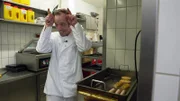 Fleischthekenleiter Daniel (Foto) und seine Kollegin Brigitta hecken einen Streich aus.