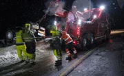 Die Mannschaft und der Rettungswagen.