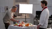 Luis (Michael Baral, r.) und Miro (Pablo Sprungala, l.) arbeiten gemeinsam an den Mood-Bildern für die neue Speisekarte.