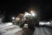 Sie bekommen Hilfe von einem Traktor, weil der Rettungswagen nicht zum Unfallort gelangen kann.
