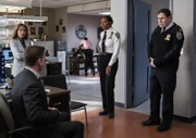 (v.l.n.r.) Detective Tommy Killian (Kevin Rankin); Detective Crystal Morales (Elizabeth Rodriguez); Deputy Inspector Regina Haywood (Amanda Warren); Captain Stan Yenko (Richard Kind)