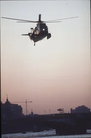Ein Sea-King-Hubschrauber der Royal Navy schwebt über der Themse in der Nähe der Stelle, an der die Marchioness am 20.08.1989 mit der Bowbelle zusammengestoßen ist. Bei dem Unfall starben 51 Menschen.