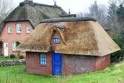 Backsteinhaus mit Reetendach
