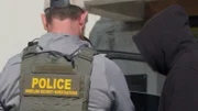 HSI-Agent Connor spricht mit einem Verdächtigen, der bei einem Einsatz in San Diego, Kalifornien, festgenommen wurde.