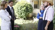 Brennan (Emily Deschanel, l.) und Booth (David Boreanaz, 2.v.l.) besuchen die Eltern Rebecca (Jennifer Parsons) und Daniel (Randy Oglesby), die seit zwei Monaten ihren Sohn Levi vermissen.