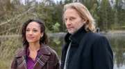 Michael (Erich Altenkopf, r. mit Dionne Wudu, l.) versucht, mit dem Kuss erwachsen umzugehen.