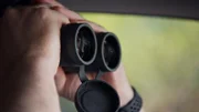 HSI-Agent Connor benutzt ein Fernglas, um einen möglichen Verdächtigen während eines Einsatzes in San Diego, Kalifornien, zu beobachten.