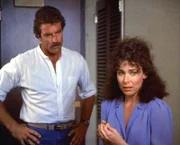 Magnum (Tom Selleck) versucht die russische Sportlerin Nina (Susan Heldfond) aus ihrem Trainingscamp auf Hawaii zu schleusen.