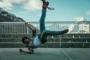 Rettung trifft per Luftweg auf der Staumauer ein: David Constantin als Bax.