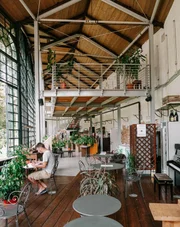 Living Space in einer ausgebauten Industriehalle