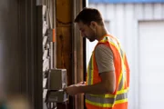 Der Arbeiter steht