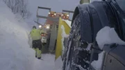 Thord schaufelt Schnee und versucht, auf einer schmalen Straße in einem Hüttengebiet Platz für seinen eigenen Abschleppwagen zu schaffen. (National Geographic)
