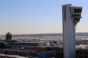 Ein Wachturm steht hoch, während die Flugzeuge auf dem Rollfeld des Philadelphia International Airport in Philadelphia, Pennsylvania, weiterfliegen