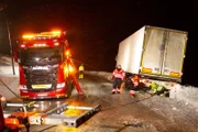 Ein anderer Lkw ist wegen des Windes ebenfalls in den Graben gefahren. Die Hallingdal-Besatzung ist da, um zu helfen.