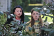 Als Sues (Eden Sher, r.) Langlauftrophäe von den Glossner Jungen geklaut wird, müssen sich Brick (Atticus Shaffer, l.) und sie auf die Lauer legen, um den wertvollen Pokal wiederzubekommen ...