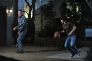Für Axl (Charlie McDermott, r.) steht das letzte Footballmatch der Saison an, doch, wenn es nach Mike (Neil Flynn, l.) geht, dann wird sein Sohn nicht dabei sein ...