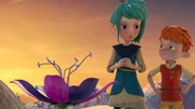 Glyn (links) und Yuki (rechts) sind erleichtert, dass sie gemeinsam mit ihren Freunden die Mondblume, die den Frühling einläutet, sicher und heil wieder an ihren Platz zurückbringen konnten.