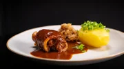Ein Gericht in der Sendung: Schweinebauchrouladen in Bier-BBQ-Soße mit Sauerkraut