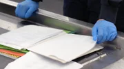 CBP-Beamter Nabholz prüft in Philadelphia die Unterlagen eines Passagiers, die dieser zur Bestätigung seiner Reise zu seiner Frau auf den Philippinen vorgelegt hat.