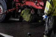 Thord krabbelt unter den Lkw, um Kisten zu platzieren, die den Lkw und den Anhänger aus dem Graben ziehen.