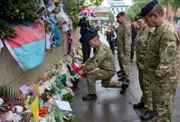 Trauer um einen Kameraden: Der 25-jährige Soldat Lee Rigby wurde in der Wellington Street, nur wenige hundert Meter von seinem Stationierungsort in den Royal Artillery Barracks entfernt, von einem blauen Pkw angefahren und dabei auf die Motorhaube geschleudert.
