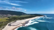 Grün bis an den Atlantik: Die üppige Vegetation hat dieser Küste ihren Namen gegeben, an der „Costa Verde“ reichen die Berge vom Hinterland bis ans Meer.