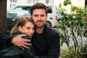 Stella (Bettine Langehein) wird durch Pacos (Milos Vukovic) Ehrlichkeit klar, dass ihre Beziehung auf Lügen beruht.