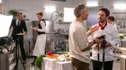 Luis (Michael Baral, vorne r. mit Pablo Sprungala, vorne l.) erkennt entsetzt, dass Erik (Sven Waasner, hinten) das mit Haarspray präparierte Essen mitgenommen hat. (mit Komparsen)