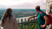 Moderator Daniel Aßmann und Dr. Sigrid Lange, Leiterin des Siebengebirgs-Museums in Königswinter, genießen die Aussicht von der Ruine auf dem Drachenfels ins Rheintal.