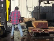 Albert DeSilva taille ses noeuds de bois.