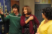 Weil Axl (Charlie McDermott, l.) ständig seine Stinkesocken liegen lässt, verhängt Mike mit der Unterstützung von Frankie (Patricia Heaton, M.) eine ziemlich heftige Strafe ...