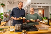 Björn Freitag (l) kocht mit Katrin Neugebauer u.a. Schweinebauchrouladen in Bier-BBQ-Soße mit Sauerkraut.