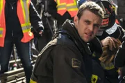 Matthew Casey (Jesse Spencer) und sein Team zu einer Bahnstation gerufen, weil dort ein Zug zwei Menschen erfasst hat.