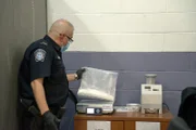 CBP-Beamter Cisneros wiegt einen Beutel mit mutmaßlichen Betäubungsmitteln, die in der Auskleidung eines Versandpakets in der Poststelle am JFK International Airport in New York gefunden wurden.
