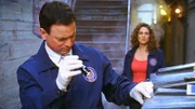 Mac Taylor und Stella Bonasera in einer kleinen Seitenstraße New Yorks: Was werden die Detectives im Container wohl finden?