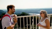 Soledad Sichert (r), Simultandolmetscher und Reiseführerin, erzählt Daniel Aßmann auf dem Balkon des Luxushotels Petersberg Anekdoten über die prominenten Gäste des ehemaligen Gästehauses des Bundes.
