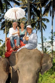 Elefantenausritt auf Bali: Bernd Thielen (Gerd Anthoff) und Inka (Inka Bause) Honorarfrei - nur für diese Sendung bei Nennung ZDF und Dirk Bartling