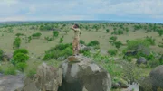 Hazen Audel klettert auf einen hohen Felsen, um einen besseren Blick auf die Stampede zu haben.