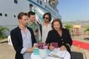 Beatrice empfängt Niels und seine Trauzeugen Sven und Maik, die gemeinsam Niels' Junggesellenabschied an Bord des Traumschiffs feiern.