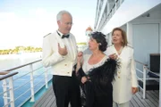 Hobbyastrologin Doris (Manon Straché, M.) hat ihre Mühe, Oskar (Harald Schmidt, l.) von ihrer "Vorhersehung" zu überzeugen. Beatrice (Heide Keller, r.) beobachtet die Unterhaltung.